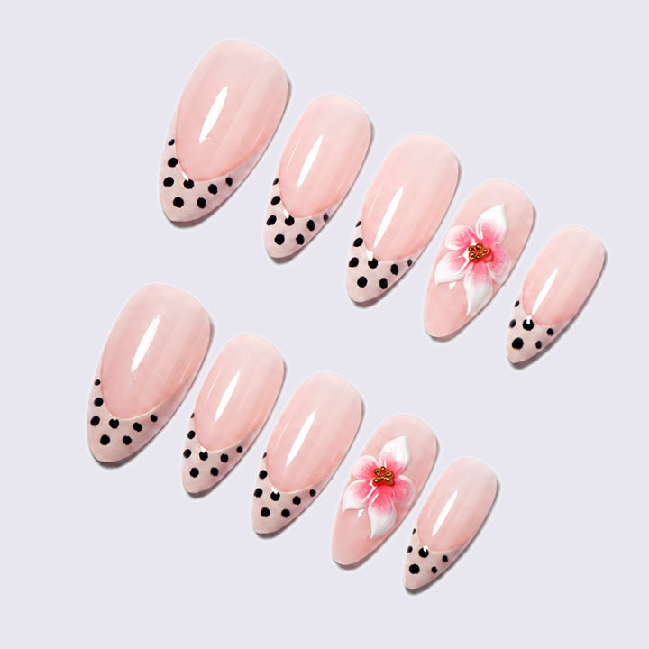 Kunstnagelset mit kreativen Blüten- und Punkten Karnz