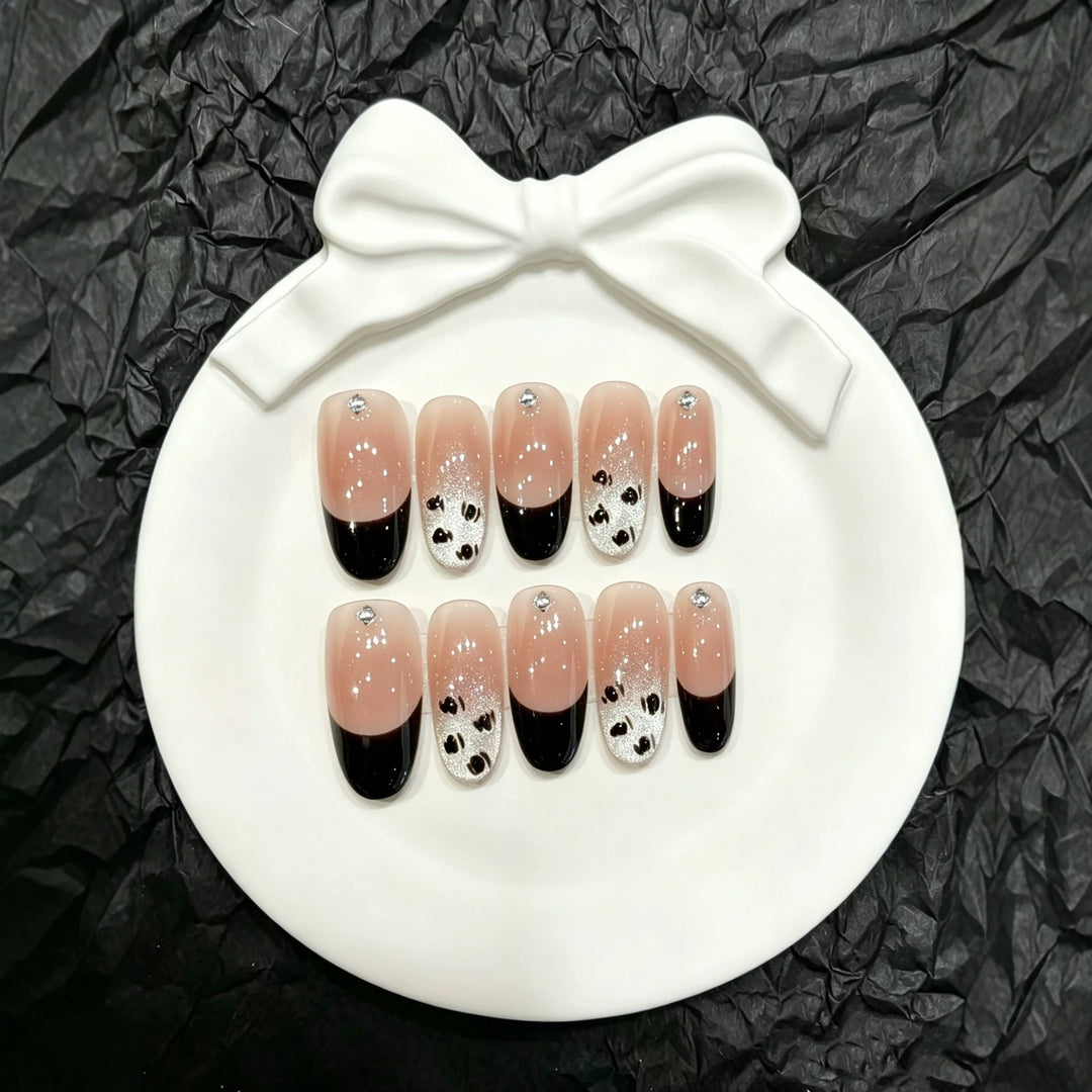 Künstlerische Press-On Nägel mit Panda-Design