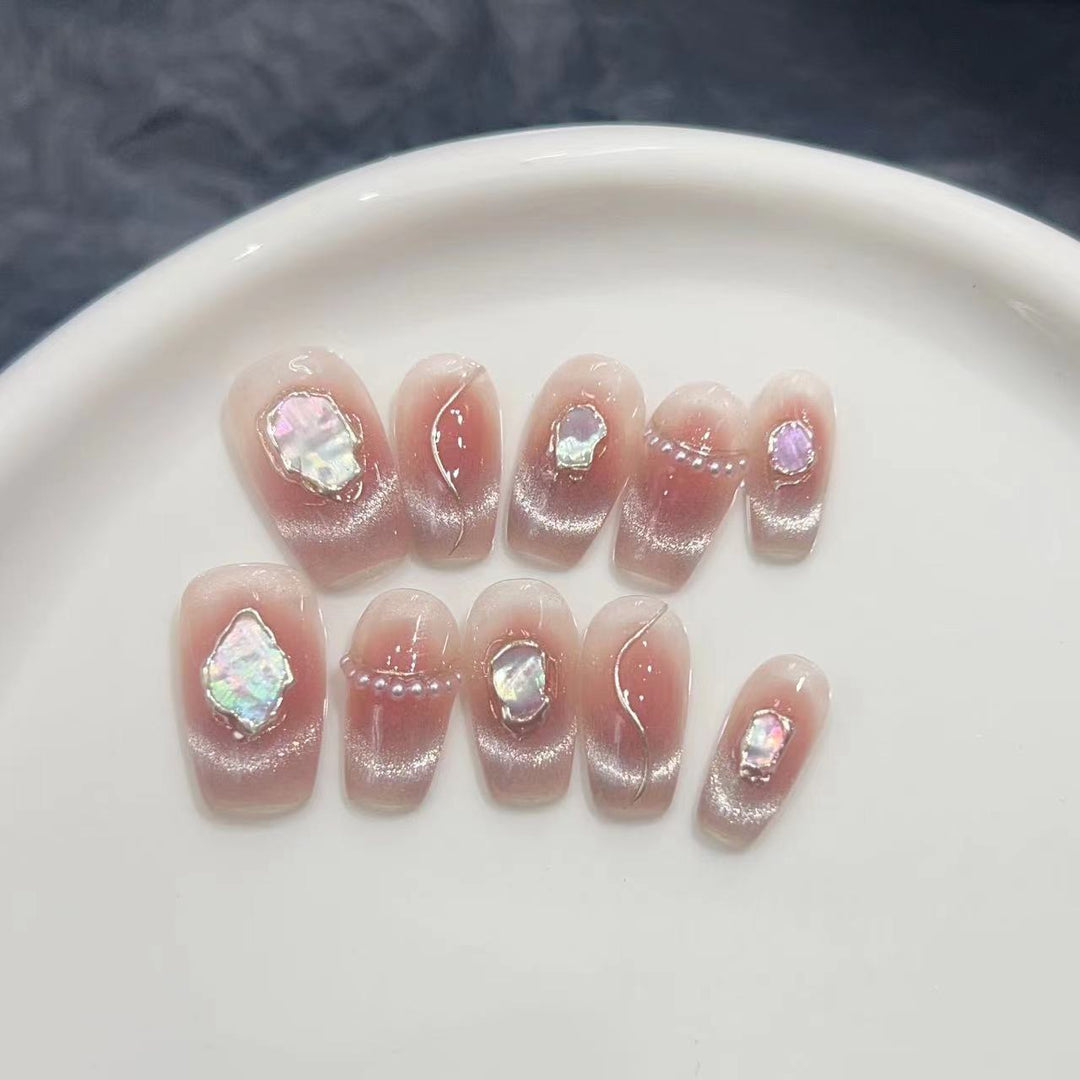Dekorative Press-On Nagelkollektion mit Edelsteinakzenten Karnz
