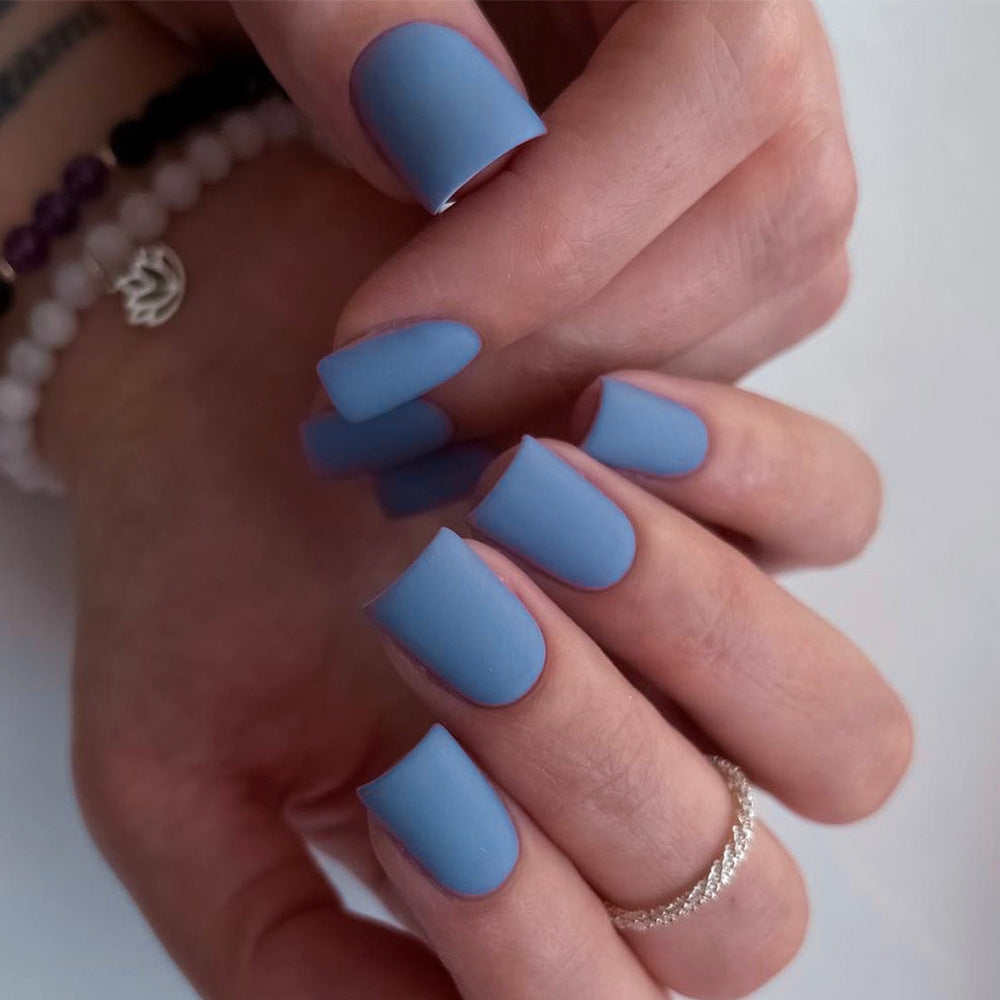 Künstliche Nagelkunst mit mattem Finish Karnz