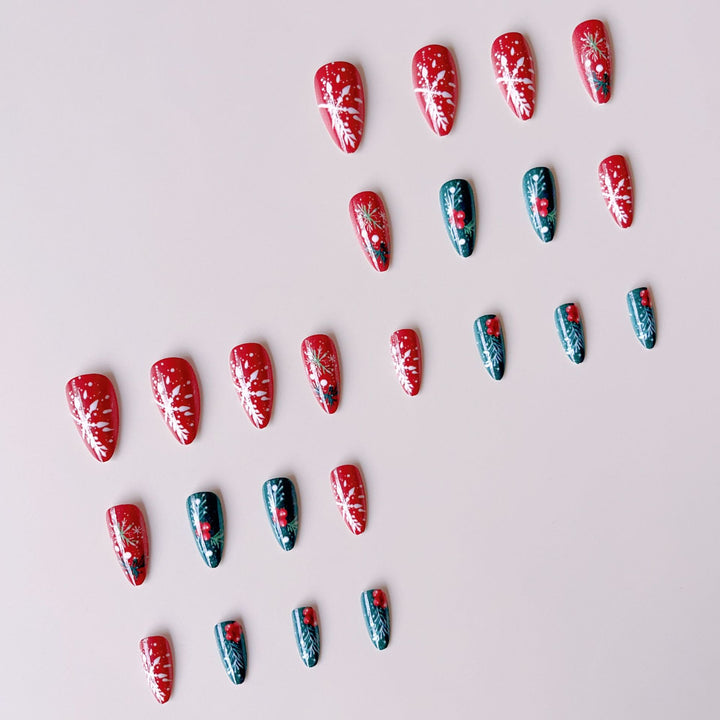 Kunstnagelset mit weihnachtlichen Motiven und handgefertigten Verzierungen Karnz