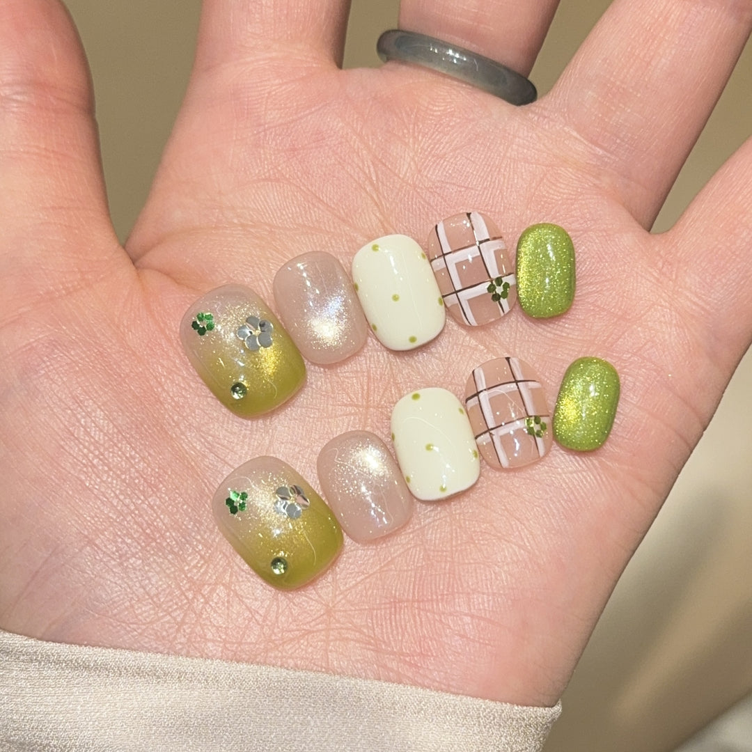 Kreative Kunstnagelspitzen mit Floralen Akzenten Karnz