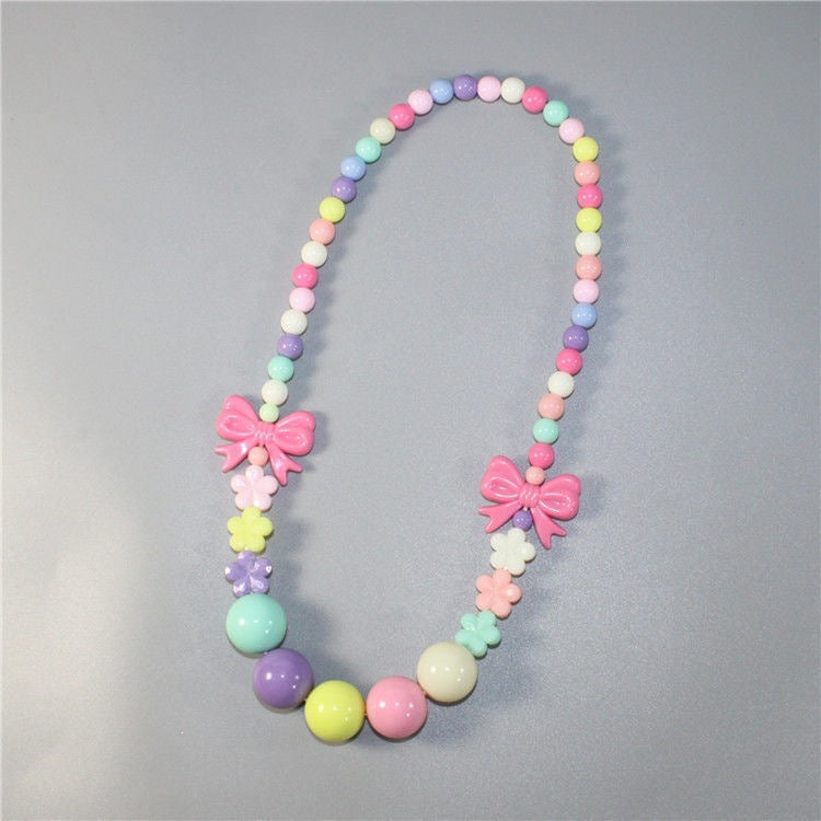 Bunte Perlenkette mit Floralen Elementen Karnz