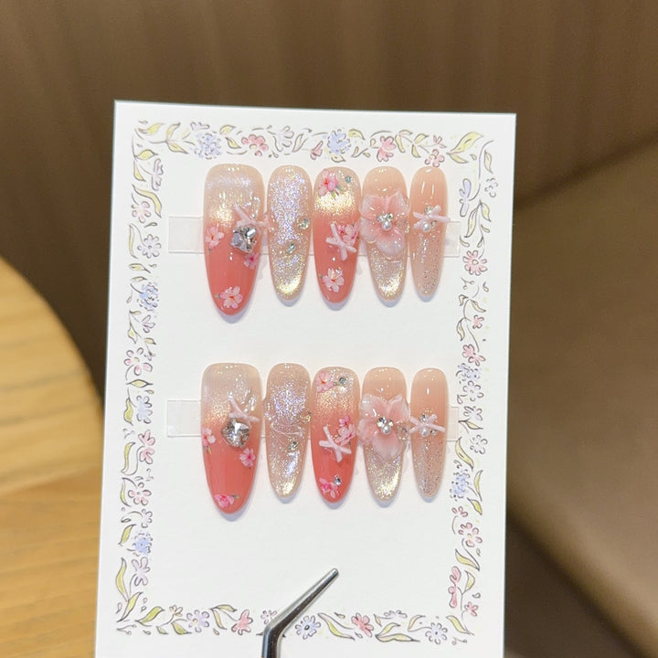 Kunstnägel mit Floralen Verzierungen und Glitzereffekten Karnz