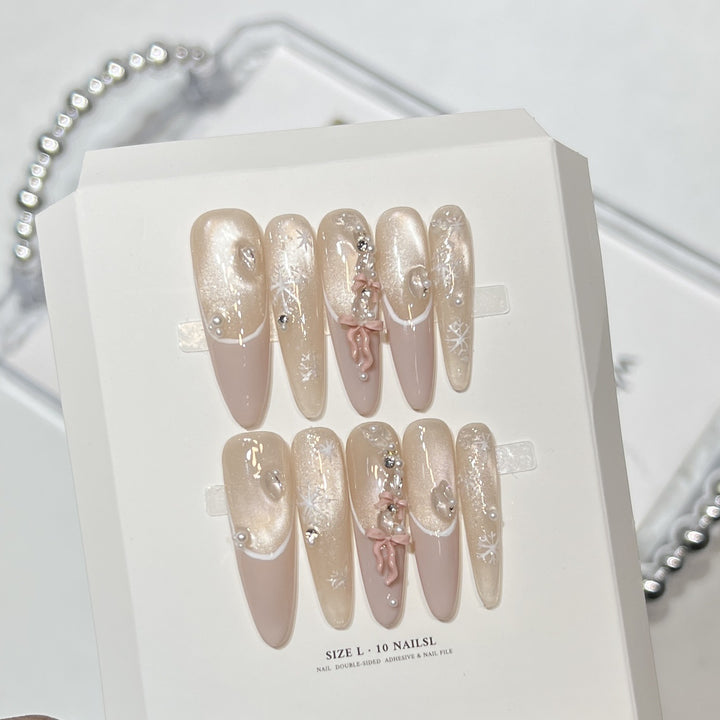 Dekoratives Stiletto Press-On Nagelset mit künstlerischen Akzenten Karnz