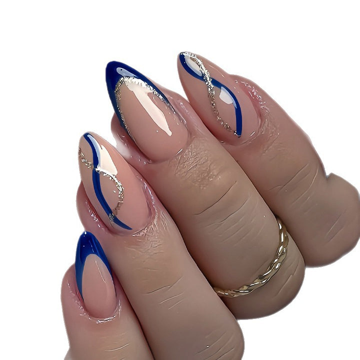 Künstlerische French Tip Nagelverstärkungen Karnz