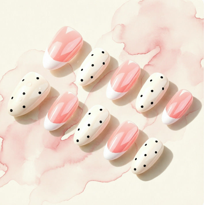 Kunstnägel mit Polka Dots Karnz