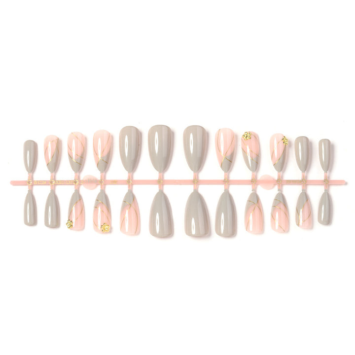 Elegantes Druck-Nagelkunstset mit dekorativen, floralen Akzenten Karnz