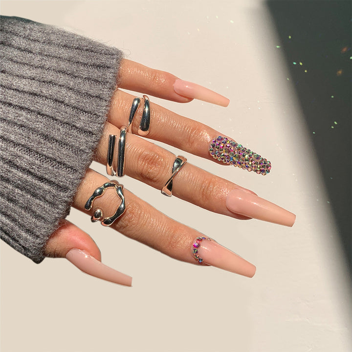 Nagelkunst mit Herz- und Lippenmotiven Karnz