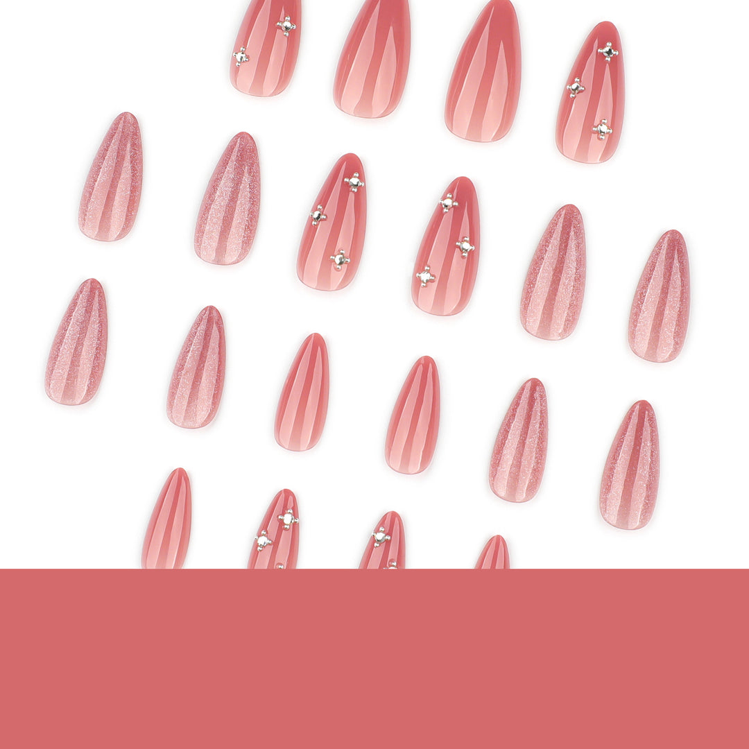 Kunstvolle Nagelverlängerungen mit Glitzer-Design Karnz