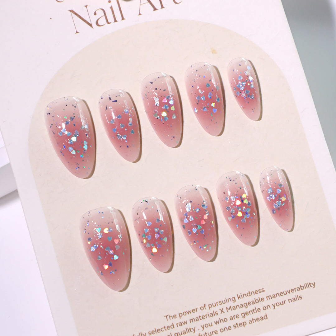 Glitzernde Nagelverlängerungen mit elegantem V-Design Karnz