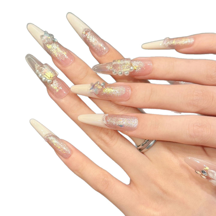 Dekorativer Press-On Nagelset mit glamourösen Perlen- und Glitzerakzenten