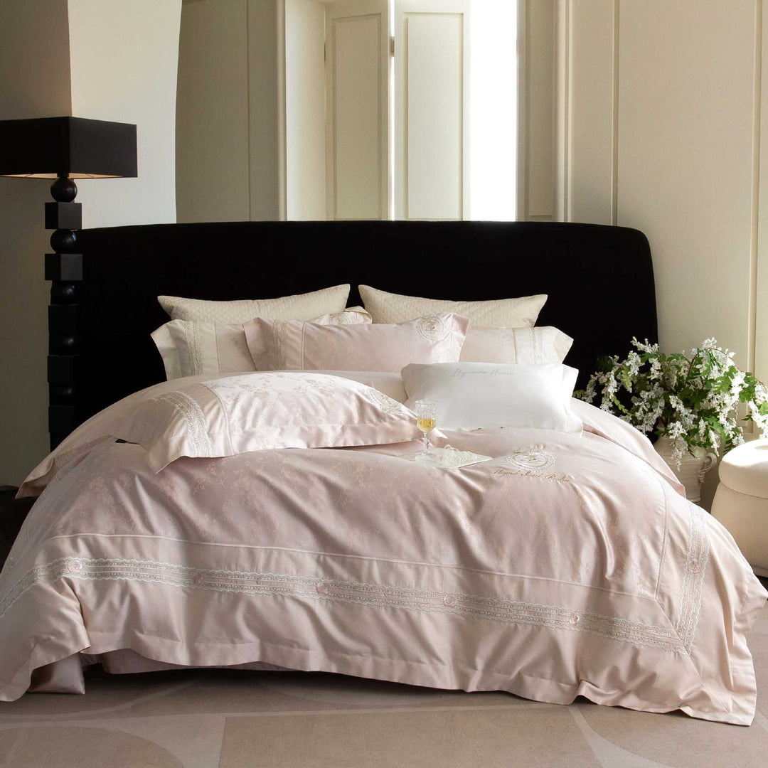 Luxuriöses Satin-Bettwäsche-Set mit filigraner Stickerei
