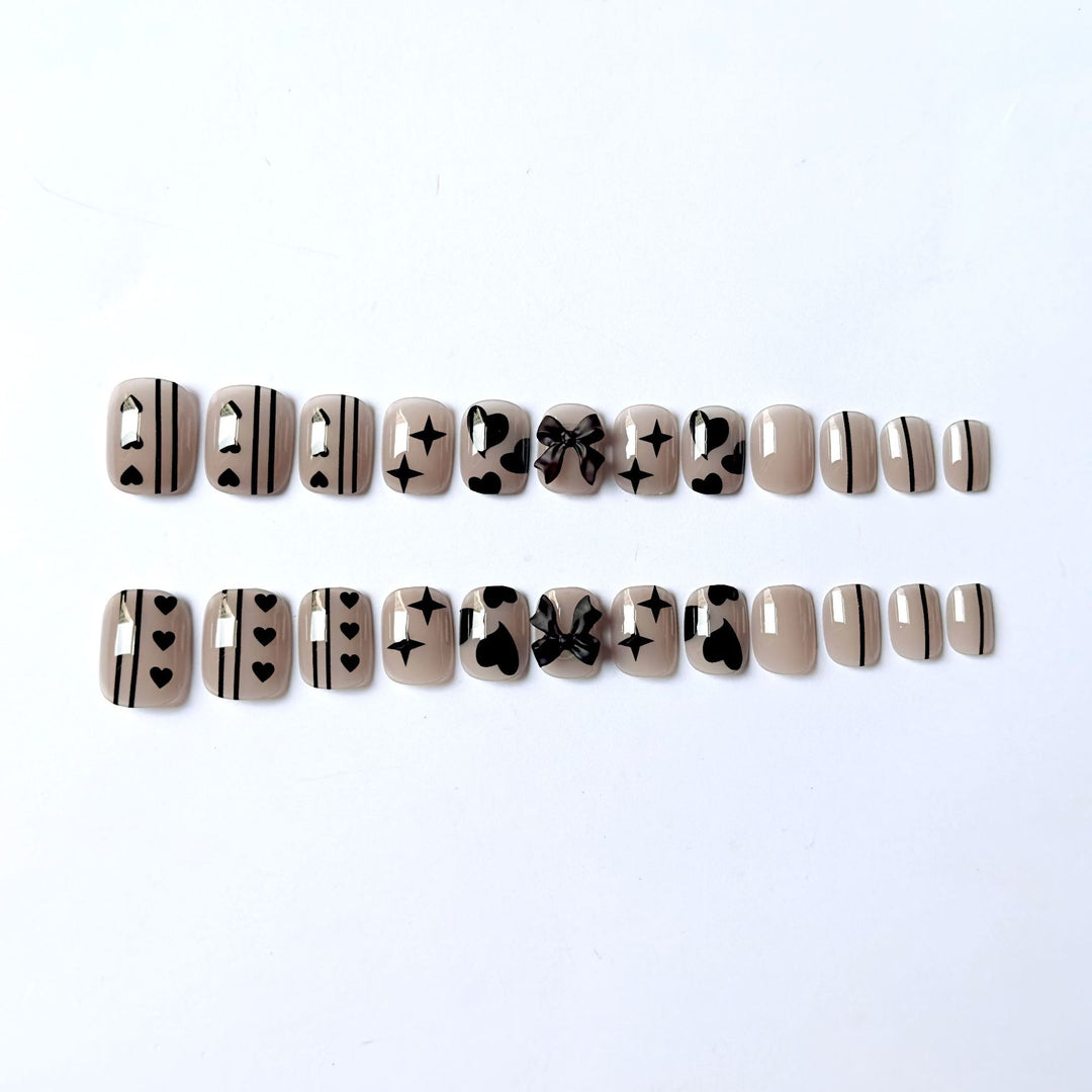 Künstlerisches Nageldesign-Kit mit Schleifenakzenten