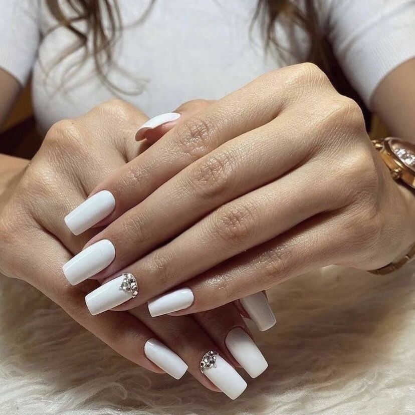 Luxus Press-On Nail Design mit Strass-Akzenten Karnz