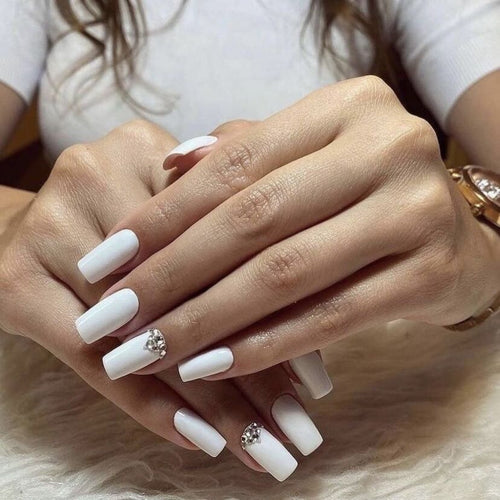 Luxus Press-On Nail Design mit Strass-Akzenten Karnz