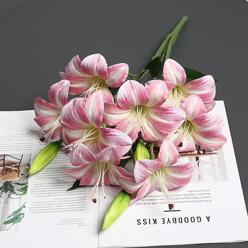 Realistischer lebensnaher Lilienblumenstrauß