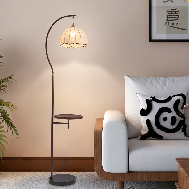 Moderne stilvolle Stehlampe mit Beistelltisch