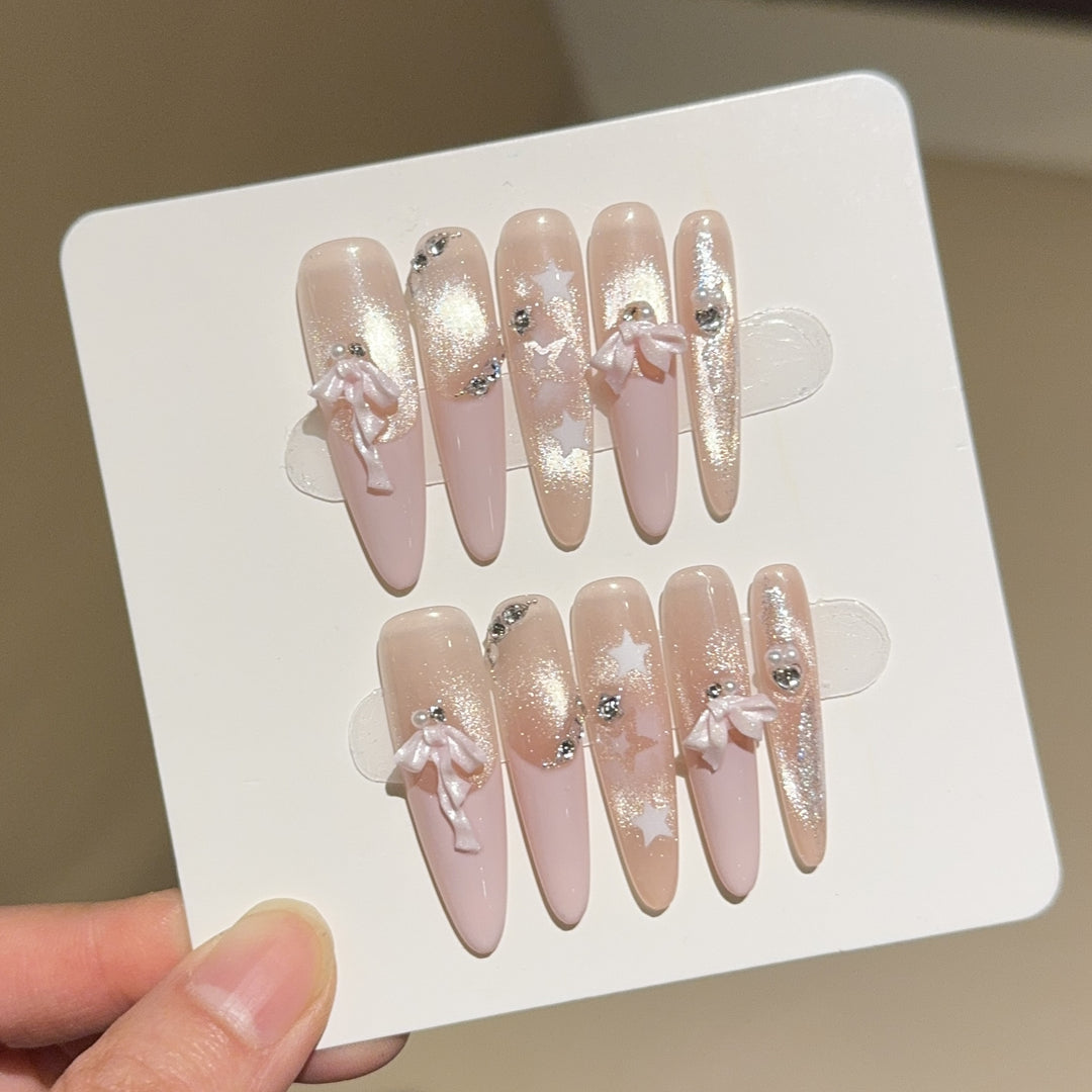 Künstliche Nagelspitzen mit Glamourösen Glitzer- und Schleifendetails Karnz