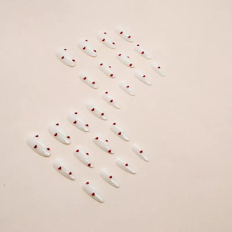 Kunstnagelset mit verspieltem Herzdesign und elegantem Finish Karnz
