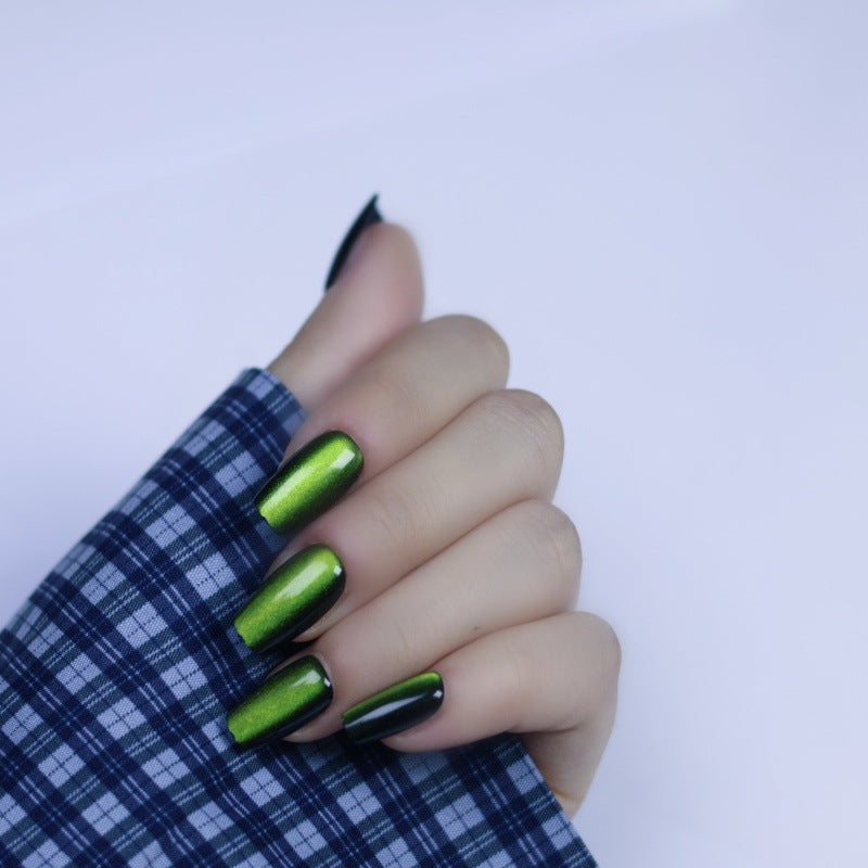 Kunstnägel mit schimmerndem Metallic-Effekt Karnz