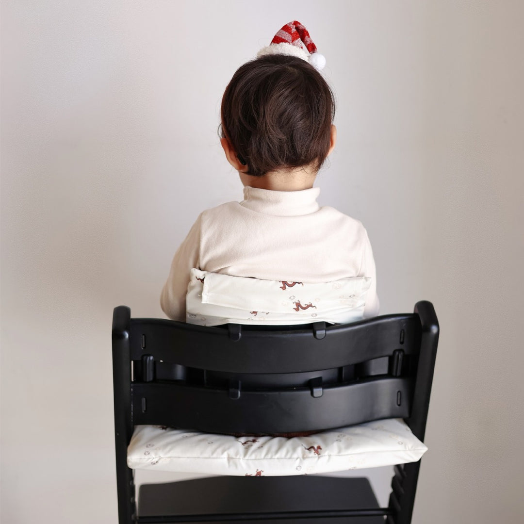 Ergonomischer verstellbarer Babyhochstuhl aus Massivholz mit abnehmbarer rutschfester Ablage und bedruckten Sitzkissen