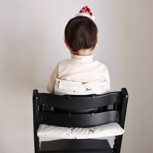 Ergonomischer verstellbarer Babyhochstuhl aus Massivholz mit abnehmbarer rutschfester Ablage und bedruckten Sitzkissen