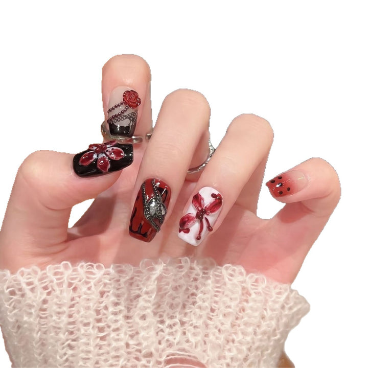 Künstlerisches Nagelschmuck Press-On Set mit einzigartigen floralen und Edelsteindesigns Karnz