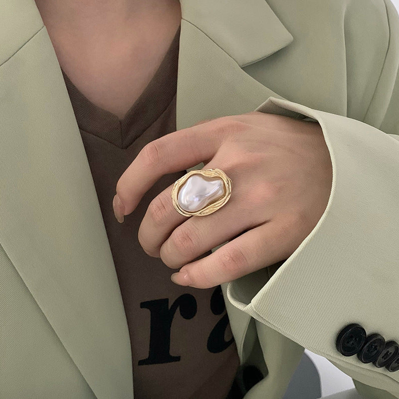 Eleganter Perlring mit Einzigartigem Design Von Karnz