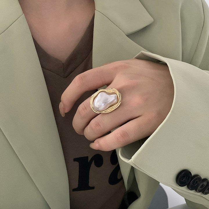 Eleganter Perlring mit Einzigartigem Design Von Karnz