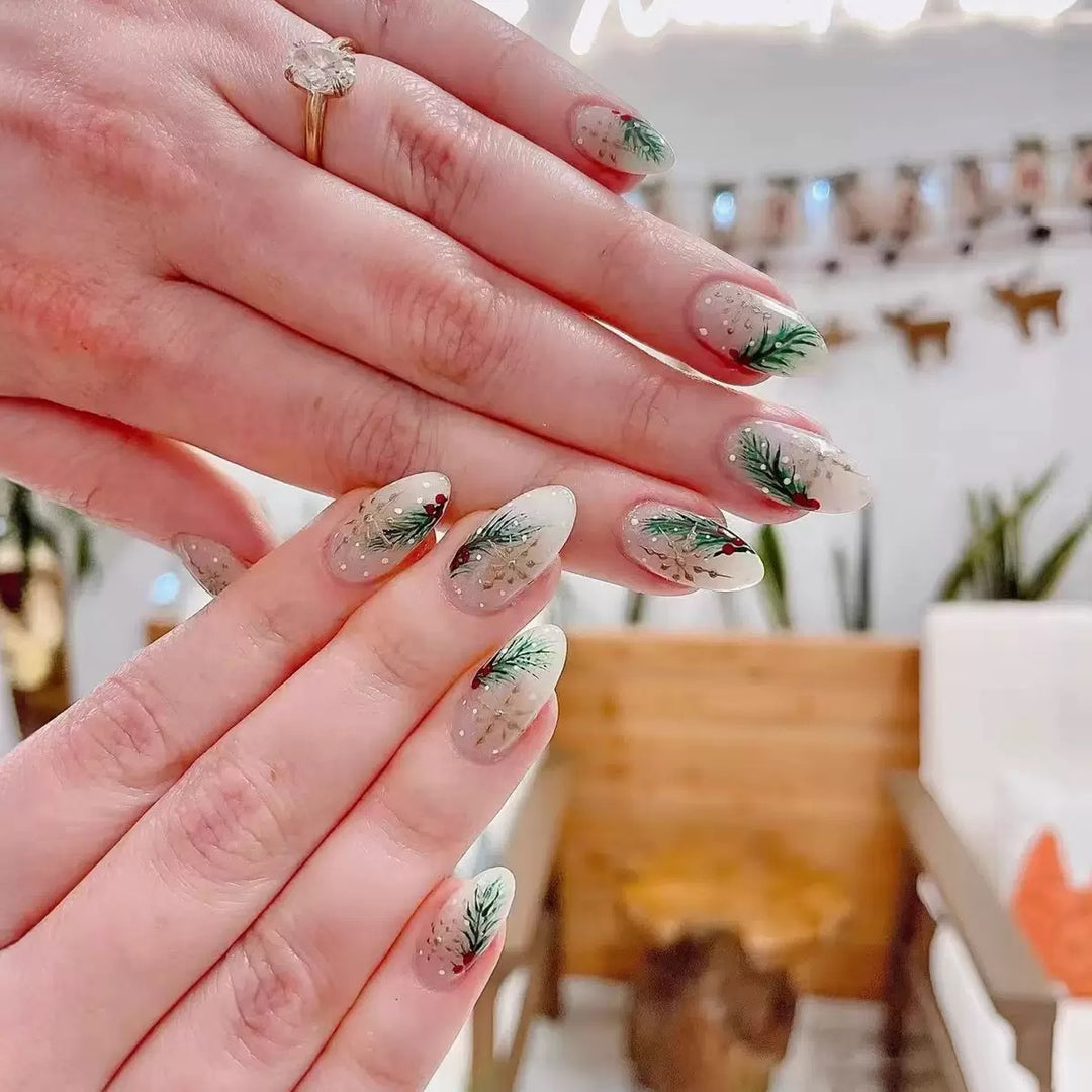 Kunstnagelset mit winterlicher Tannenbaum-Applikation Karnz