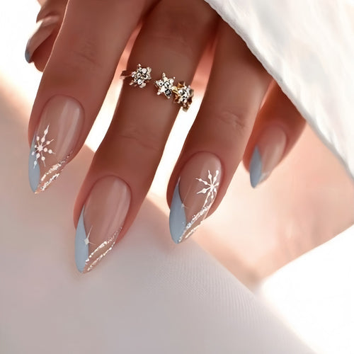 Künstlerisches Press-On Nageldesign mit eleganten floralen Akzenten Karnz