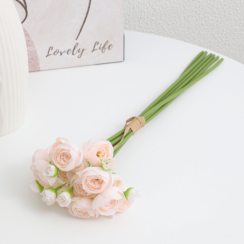 Dekorativer Kunststrauß mit eleganten Rosen Karnz