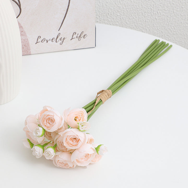 Dekorativer Kunststrauß mit eleganten Rosen Karnz