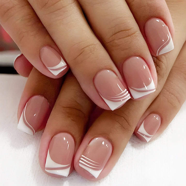 Kunstnagelset mit elegantem French Nail Design und modernen Linien Karnz