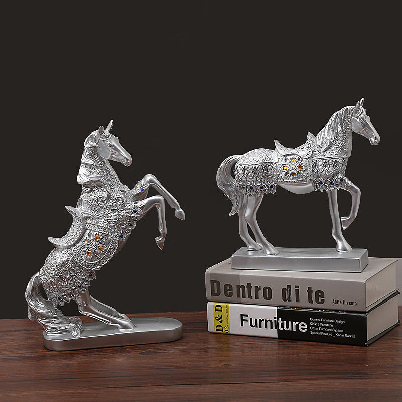 Elegante und kunstvolle Pferdefigur Karnz