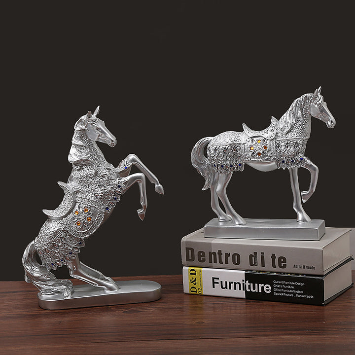 Elegante und kunstvolle Pferdefigur Karnz