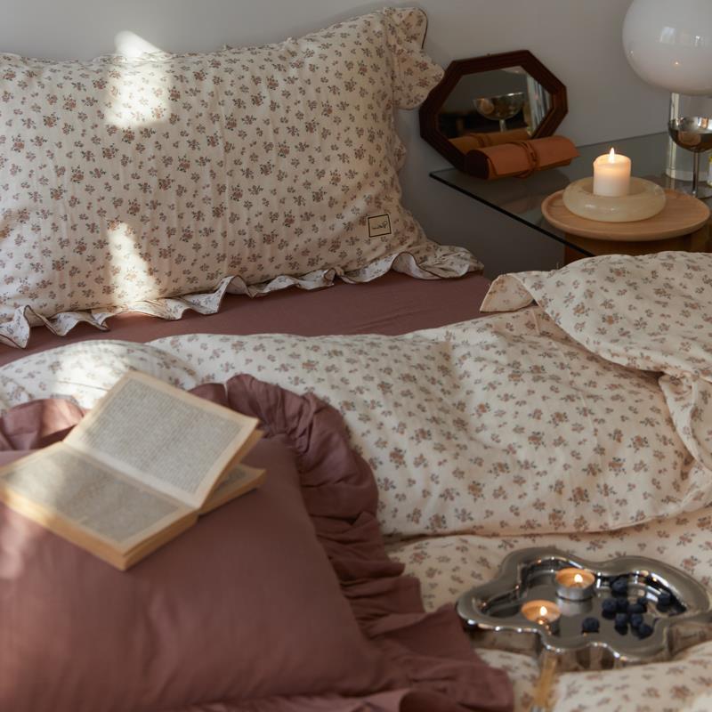 Romantische Rüschen-Bettwäschegarnitur aus Baumwoll-Perkal mit Vintage-Blumenprint