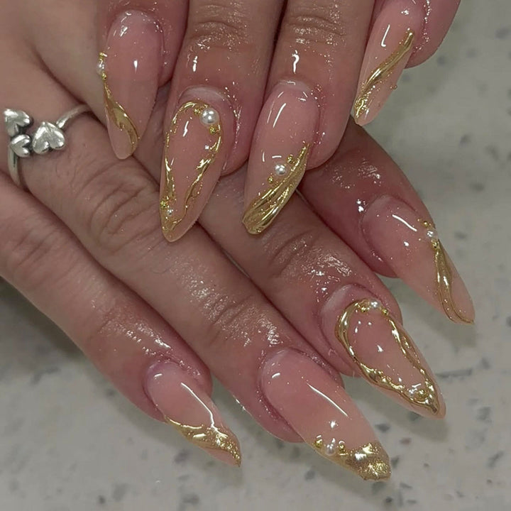 Verschnörkelte Stiletto-Nagelkunst
