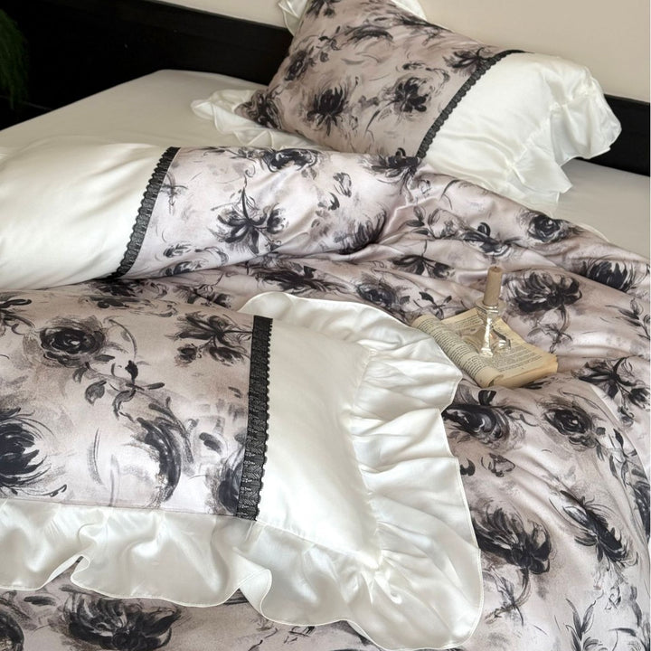 Elegante Bettgarnitur aus hochwertigem Baumwollsatin mit Volant, zarter Spitzenborte und Aquarell-Blumenprint