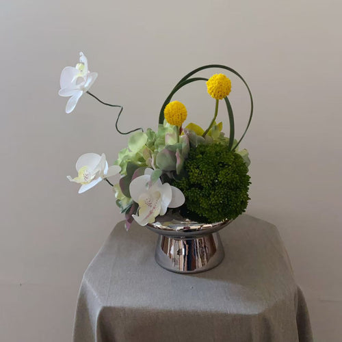 Elegante falsche Blumenanordnung