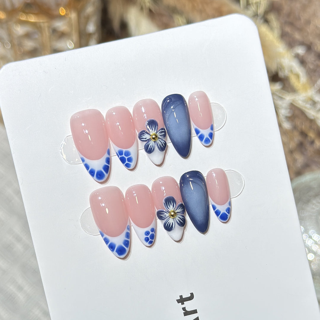 Künstlerisches Press-On-Nagel-Set mit floralen und geometrischen Akzenten Karnz