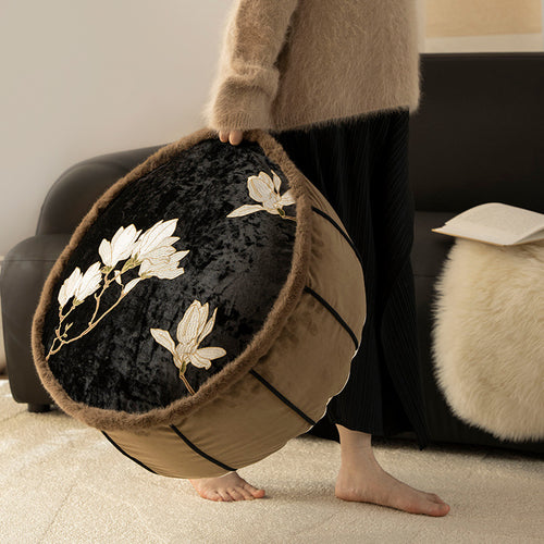 Sitzpouf aus besticktem Samt mit Kunstfellrand