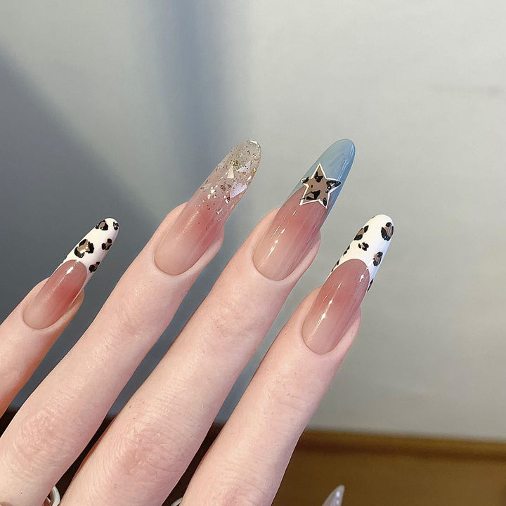 Kunstnägel mit Kreativem Glitzereffekt und Tierischem Design Karnz