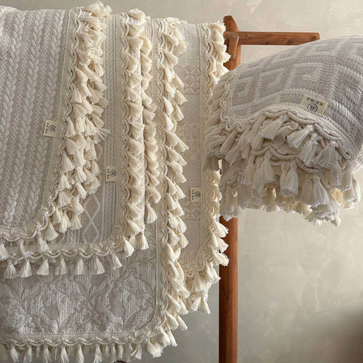 Gestepptes Tagesdecke-Set aus Baumwoll‑Leinen mit floraler Jacquardwebung, Quasten und Zierkissen