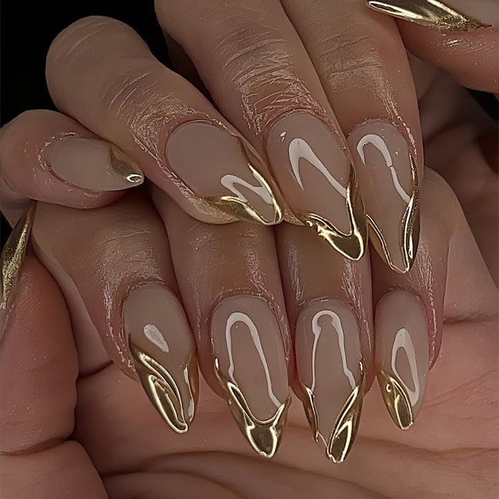 Elegante Stiletto Press-On Nägel mit goldenen Akzentspitzen Karnz