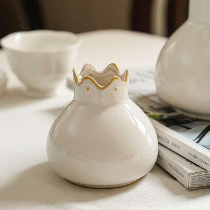 Elegante Keramikvase mit gewelltem Rand Karnz