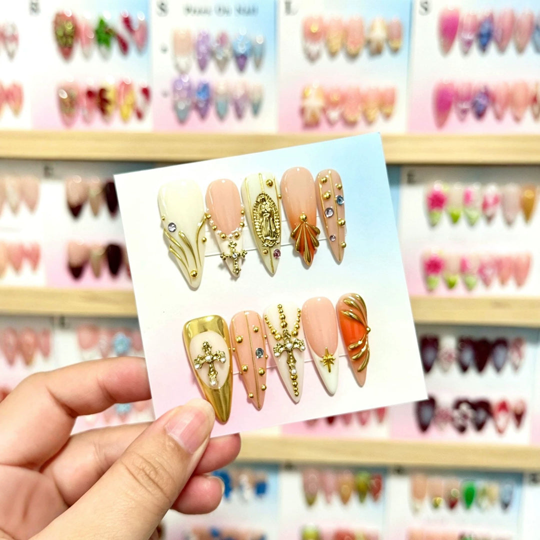Künstlerisches Press-On Nagelkunst Set mit dekorativen Elementen