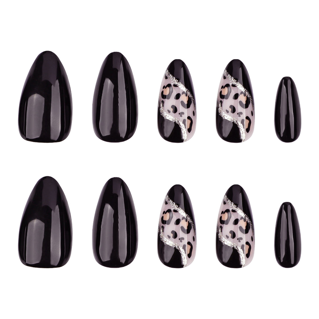 Kunstvolle Stiletto-Nägel mit leopardischem Design und Glitzereffekten Karnz