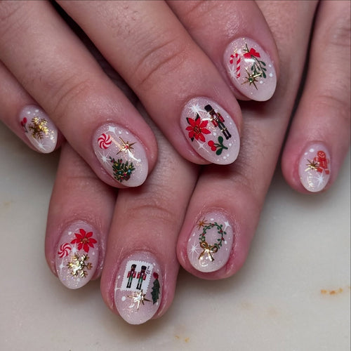 Elegante Kunstnägel mit Festlichen Weihnachtsmotiven Karnz